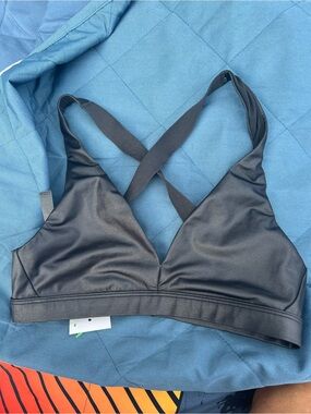 Victoria’s Sport Cross-Back Sports Bra — Black